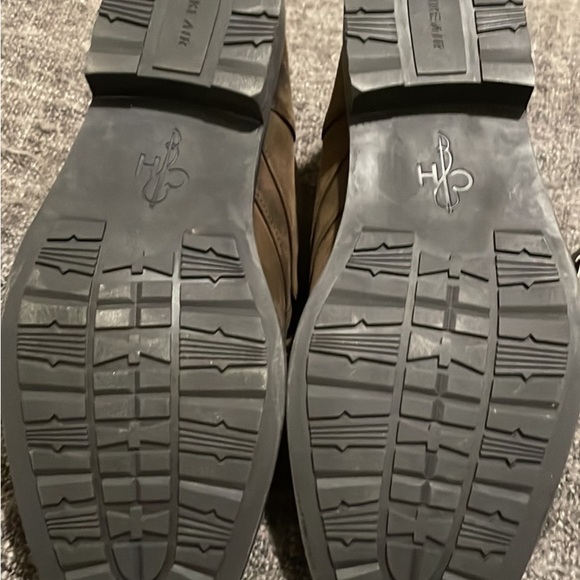 Men’s shoes. Nike Air. Brand new. Never worn. Waterproof. Size 9. - Picture 2 of 3